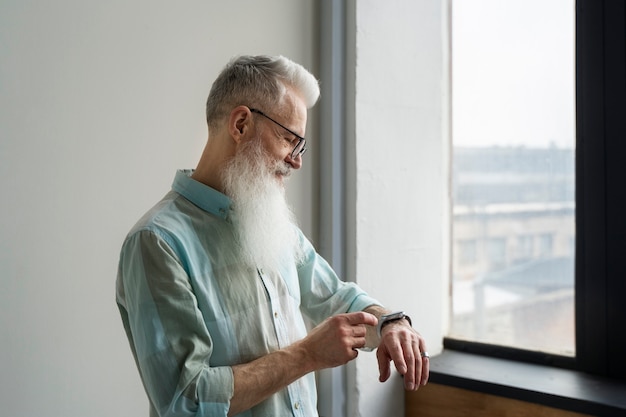 Foto gratuita i nonni imparano a usare la tecnologia