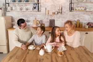 Foto gratuita i nonni trascorrono del tempo con i nipoti