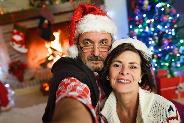 無料写真 サンタの帽子を身に着けている祖父母
