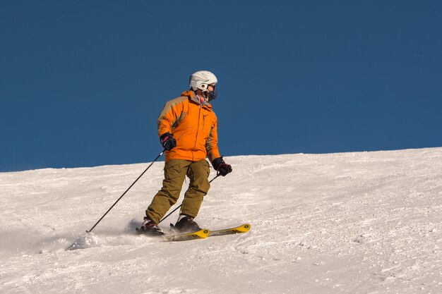 Грандвалира, Андорра - 3 января 2021 г .: Молодой человек катается на лыжах в Пиренеях на горнолыжном курорте Грандвалира