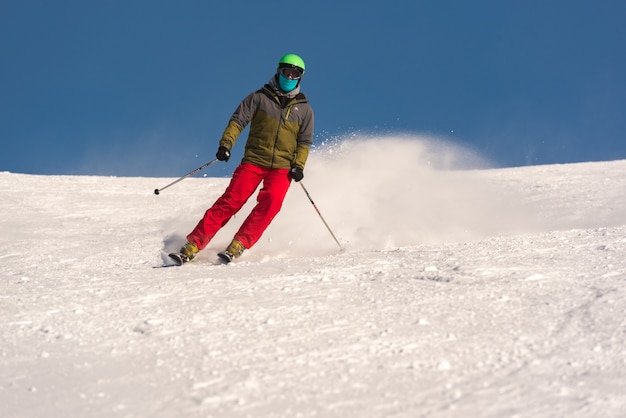 Грандвалира, Андорра - 3 января 2021 г .: Молодой человек катается на лыжах в Пиренеях на горнолыжном курорте Грандвалира
