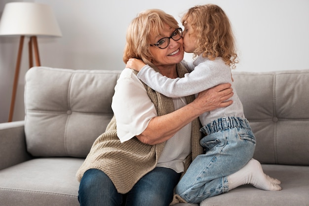 Foto gratuita la nonna trascorre del tempo con i suoi nipoti