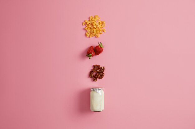 グラノーラ、熟したイチゴ、全粒粉をヨーグルトに加え、おいしい飲み物やスムージーを作るための材料として。朝食に自家製のおやつ。健康的な有機栄養とダイエットの概念を維持する