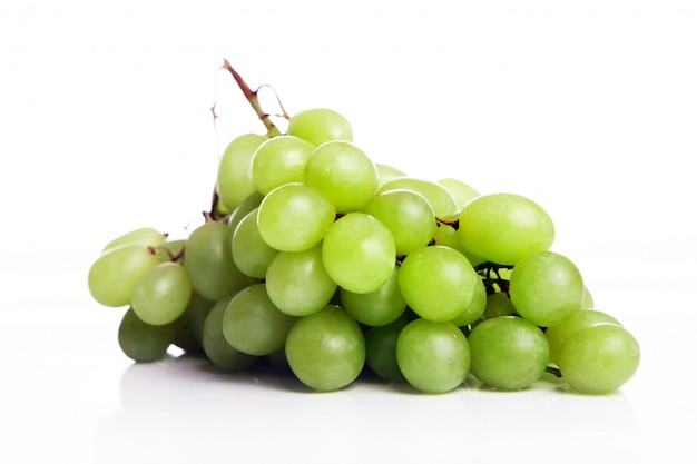 Foto gratuita uva isolata su fondo bianco