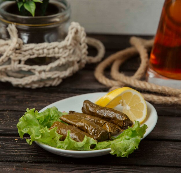 레몬 잎으로 장식 된 돌마 인형 고기와 쌀, 포도 잎