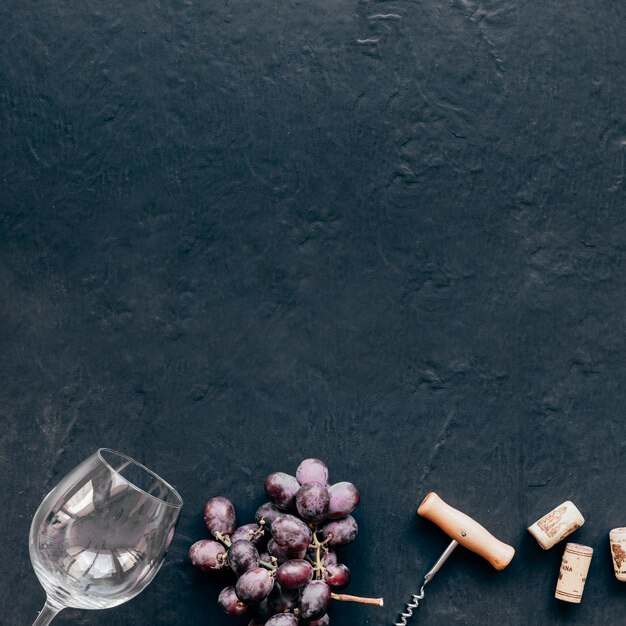 Виноград около кубка и штопора