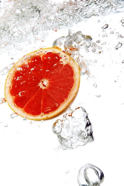 Grapefruit dropped into water