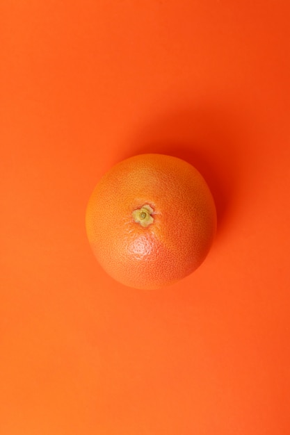 オレンジ色の表面に分離されたグレープフルーツ