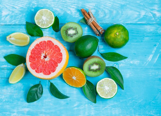 Grapefruit slices, kiwi, limes, leaves and cinnamon sticks