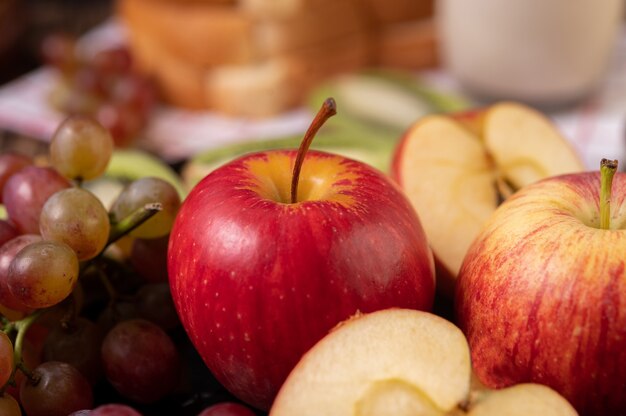 테이블에 접시에 포도, 사과, 빵