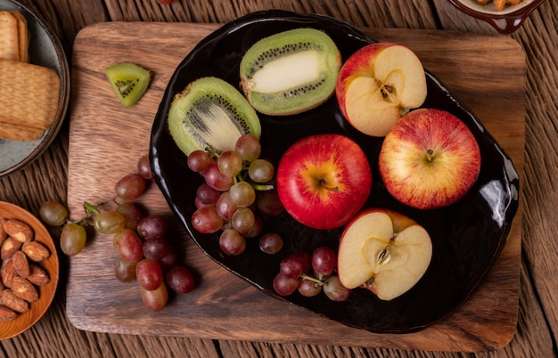 Виноград, киви, яблоки и хлеб на столе