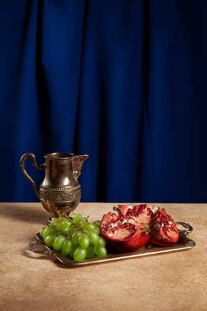 Free photo grapes and pomegranate still life in baroque style