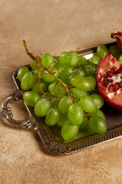 Free photo grapes and pomegranate still life in baroque style