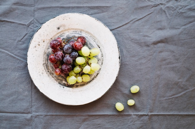 Free photo grapes served on plate