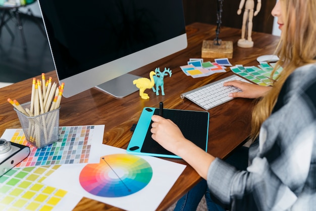 Free photo graphic designer sitting at desk