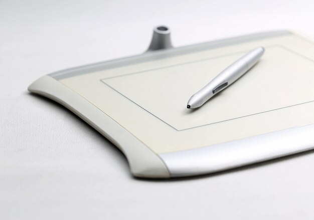 흰색 배경에 그래픽 태블릿 및 압력 감지 펜