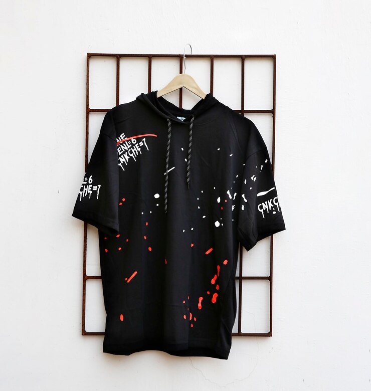 無料Photo あなたのテストのsapceで木製ハンガーに提示されたグラフィックtシャツトレンディなデザインのモックアップ