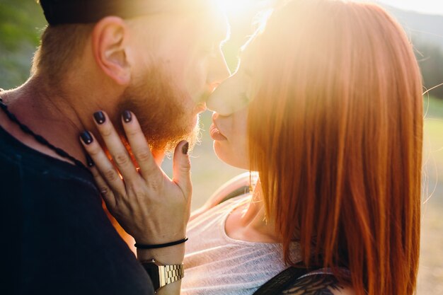 Foto gratuita erba nuvole donna di attività l'uomo