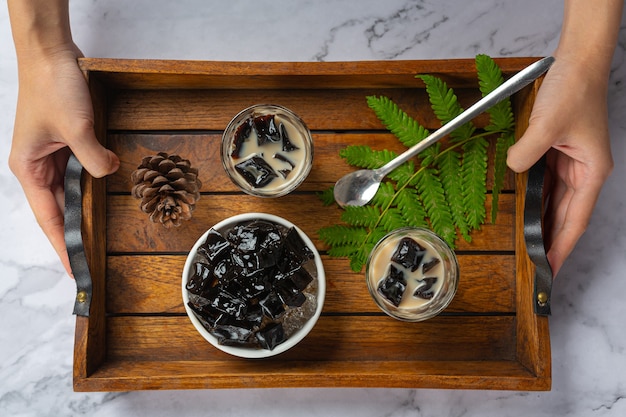 Free photo grass jelly topped with caramel