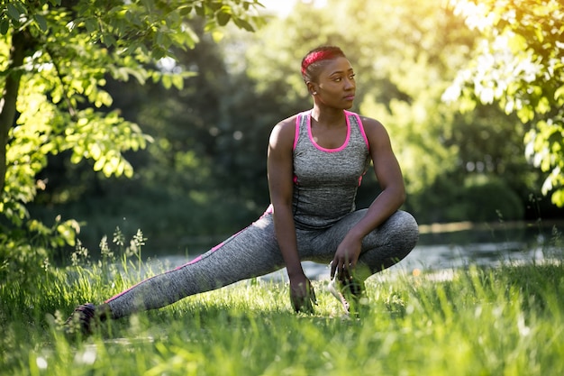 Erba pone yoga ragazza jogging fisico