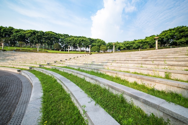 잔디와 공원에서 단계