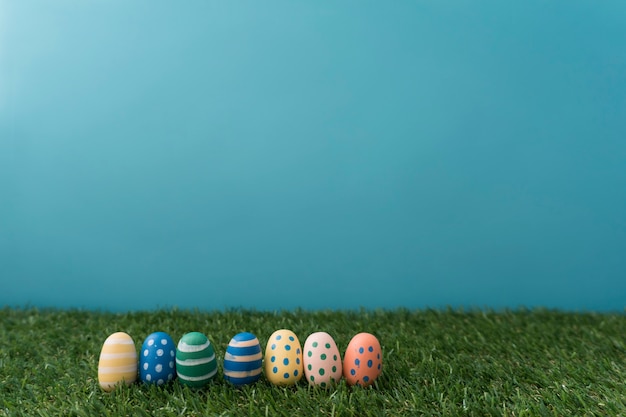 Бесплатное фото Трава с декоративными пасхальными яйцами