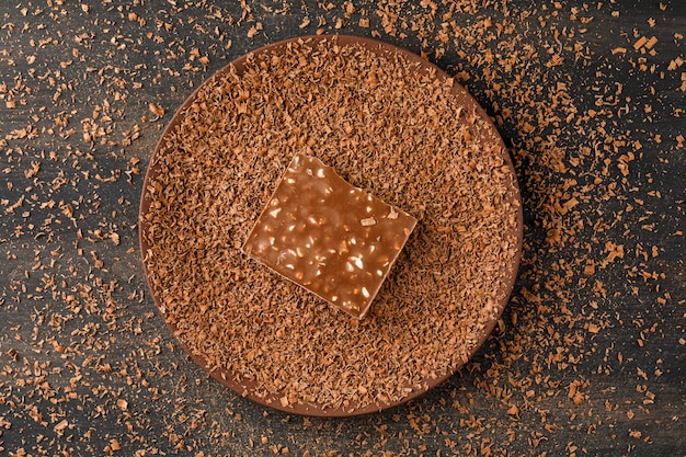 접시에 초콜릿 바 강판 된 초콜릿