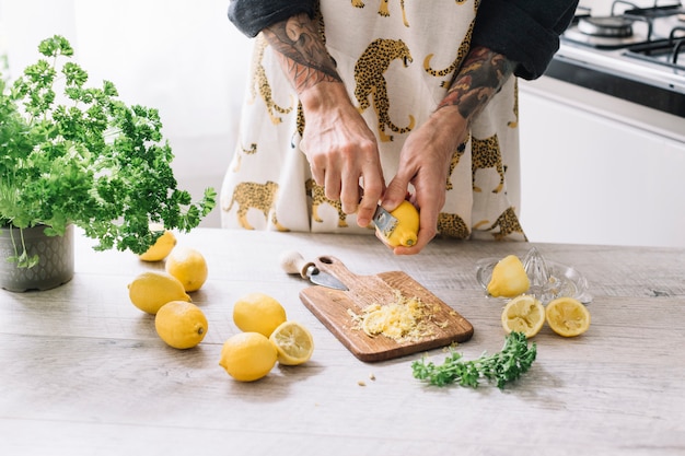 Grating lemons