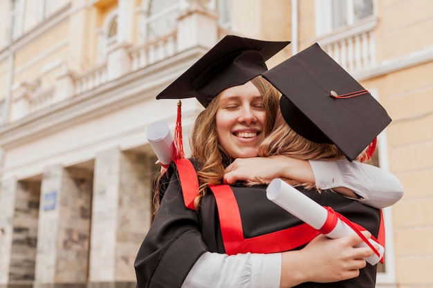 Abbraccio gratuito di ragazze