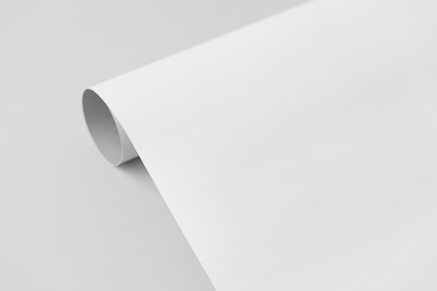 Бесплатное фото Серая и белая рулонная бумага на сером фоне