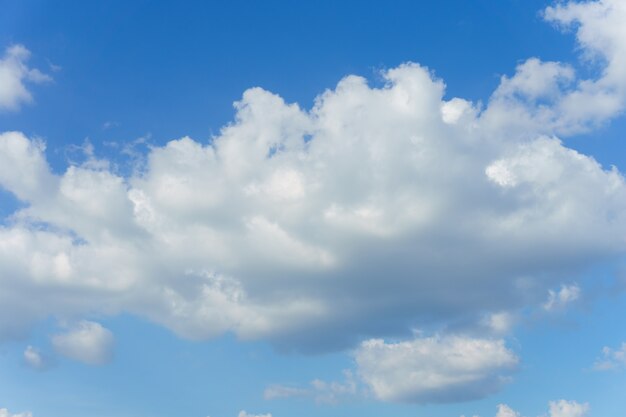 푸른 하늘 배경으로 회색 구름