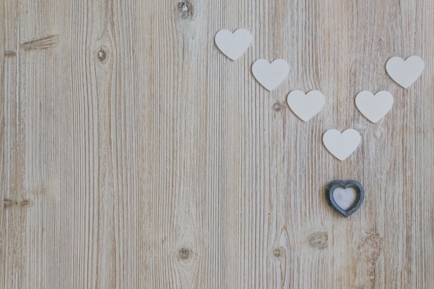 Foto gratuita cuore grigio con cuori bianchi