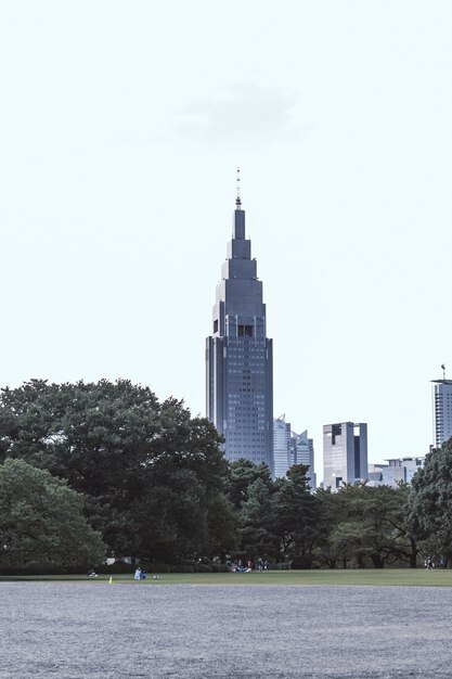 灰色の高層ビル