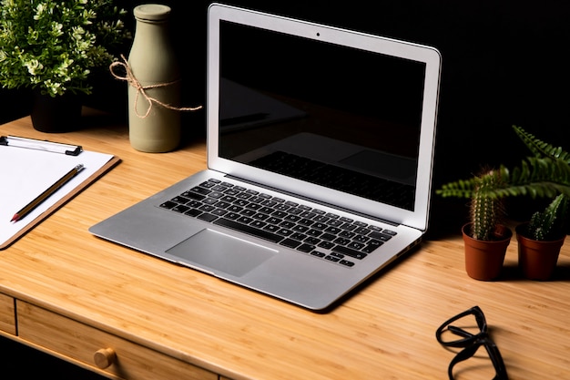 간단한 나무 책상에 회색 노트북