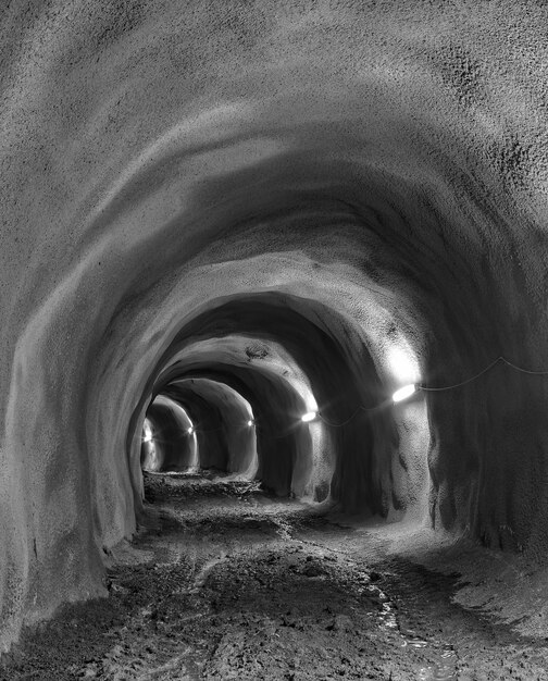 内部の灰色のトンネル