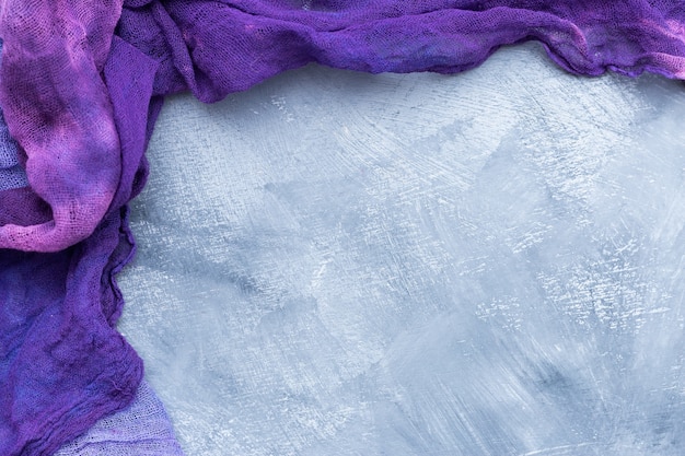紫の布の境界線とテキスト用のスペースでテクスチャリングされた灰色と白