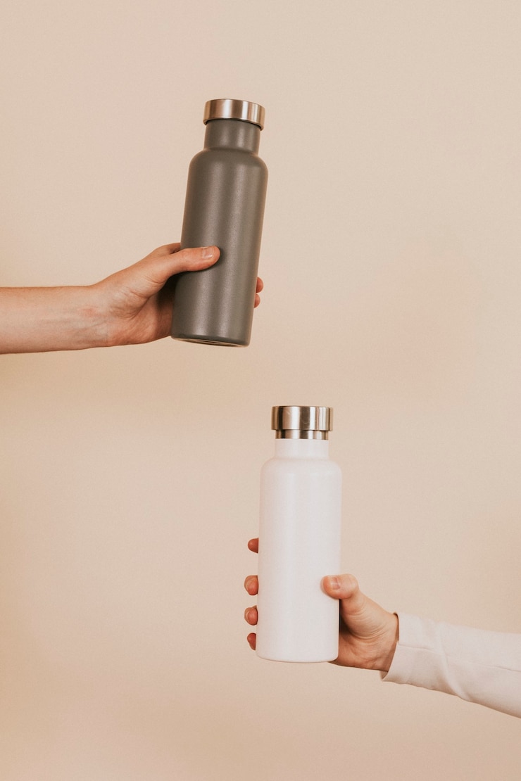 Free Photo gray and white water bottle