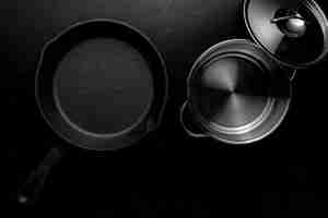 Free photo grayscale overhead shot of metal pot frying pan a lid