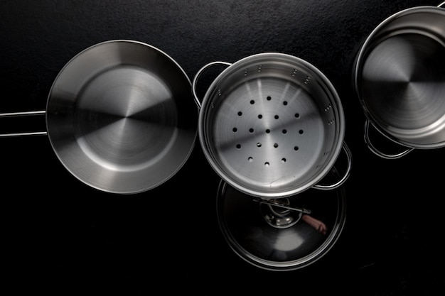 Free photo grayscale overhead shot of metal pot frying pan a lid