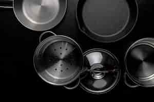 Бесплатное фото Снимок металлической сковороды с крышкой в оттенках серого
