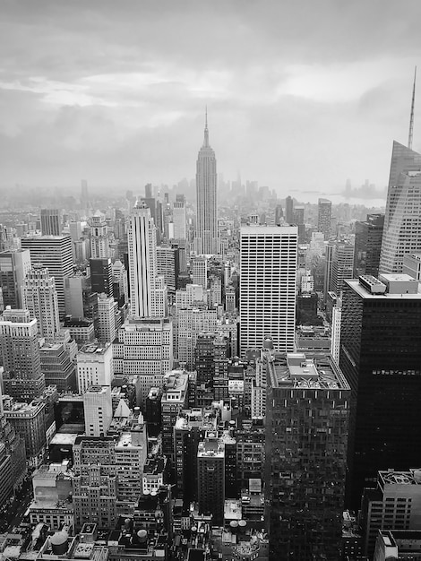 Grayscale shot of an empire state building of new usa