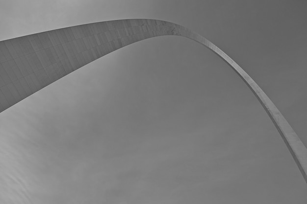 ミズーリ州セントルイスのゲートウェイアーチの空に対するグレースケールショット