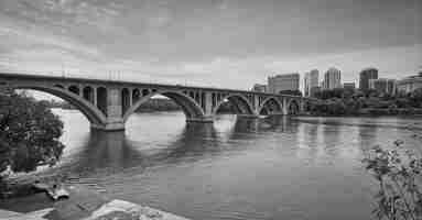 Free photo grayscale shot of key bridge in washington, usa