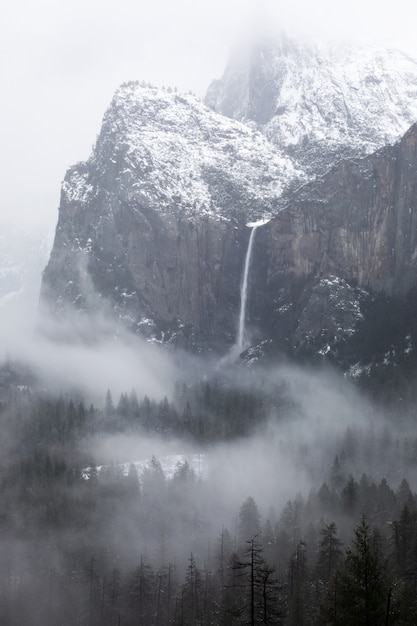 Бесплатное фото Снимок водопада в градациях серого в национальном парке йосемити в калифорнии.