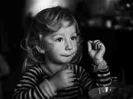 Бесплатное фото Снимок молодой девушки в оттенках серого