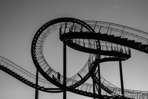 독일의 Tiger & Turtle Duisburg에있는 사람들의 그레이 스케일 샷