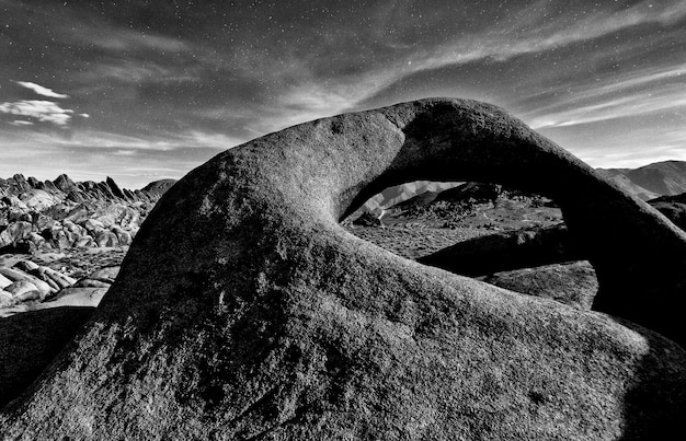 캘리포니아 앨라배마 힐스에있는 암석의 그레이 스케일 샷
