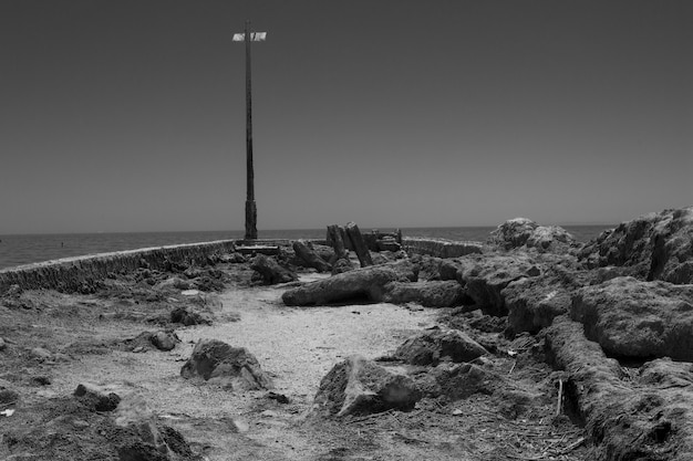 Foto gratuita scatto in scala di grigi del salton sea