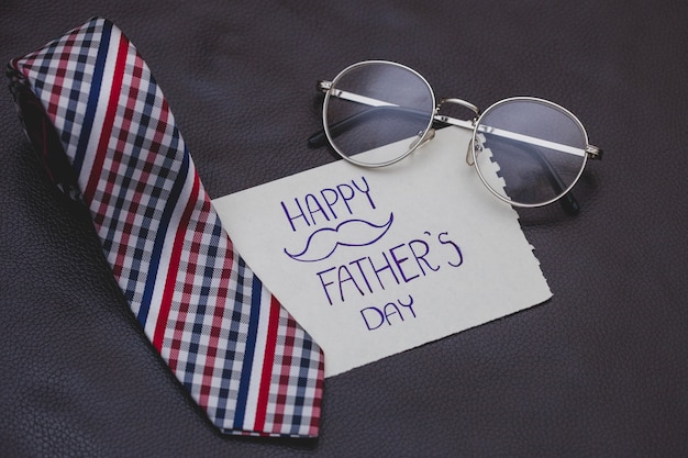 Бесплатное фото Отличная композиция с галстуком и очками для отца