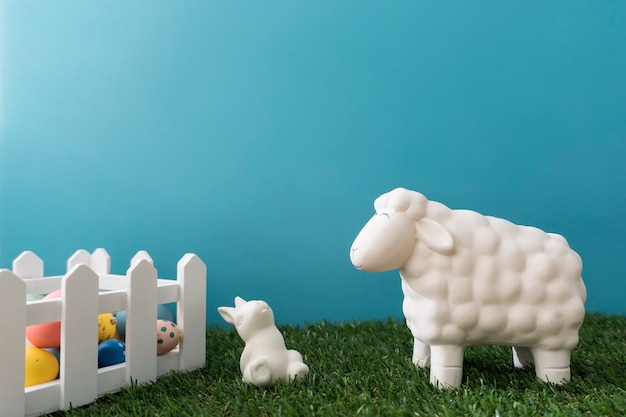 Foto gratuita grande composizione con le pecore, conigli e uova per il giorno di pasqua